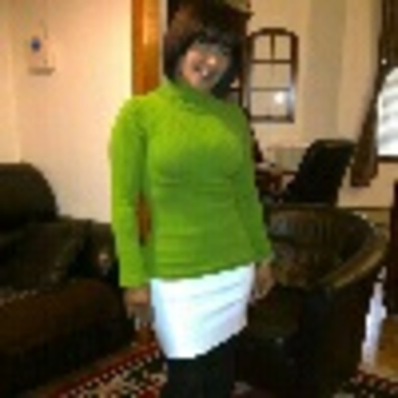 Profile Picture of Isabel Diaz (@isadiaz) on Poshmark