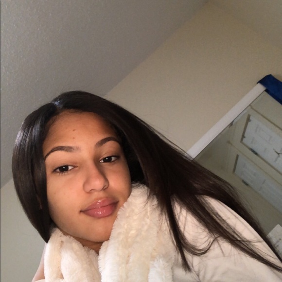 Profile Picture of Luisana Tejeda (@luisanatm13) on Poshmark