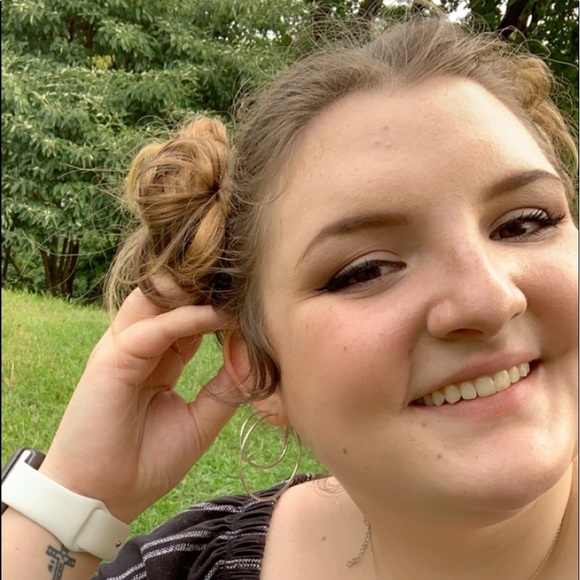 Profile Picture of Elizabeth Griesinger (@e_griesinger) on Poshmark
