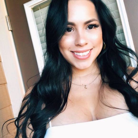 Profile Picture of Daniella Rocha (@rdan53) on Poshmark