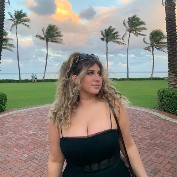 Sylvia Poulos - Poshmark Profile Picture of Sylvia Poulos (@sylviapoulos) on Poshmark