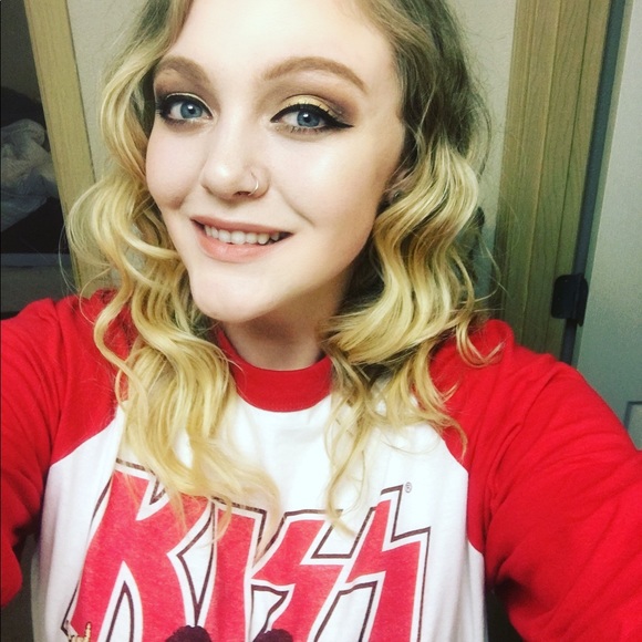 Profile Picture of Elizabeth Malmstrom (@vinnervunch) on Poshmark