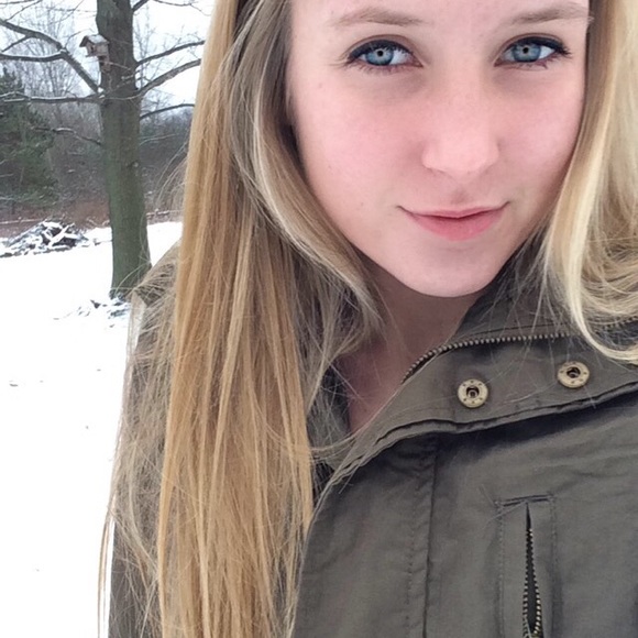 Profile Picture of Casey Depew (@caseylynndepew) on Poshmark