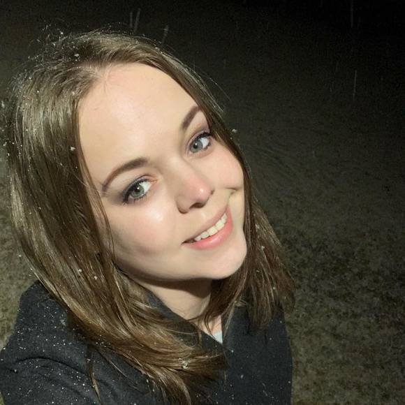 Profile Picture of Julie Bredlow (@julieb0329) on Poshmark