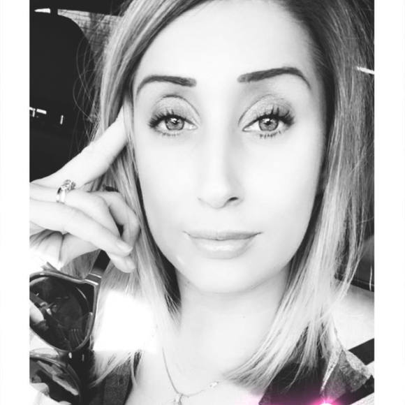 Profile Picture of Lia Varnalis-condon (@liavarnalis) on Poshmark