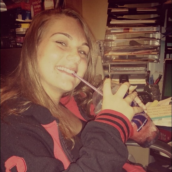 Profile Picture of Melissa Kay (@melssakay17) on Poshmark