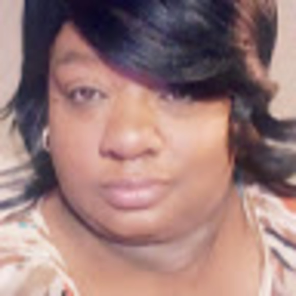 Profile Picture of Rosalind Thomas (@trischel5383) on Poshmark