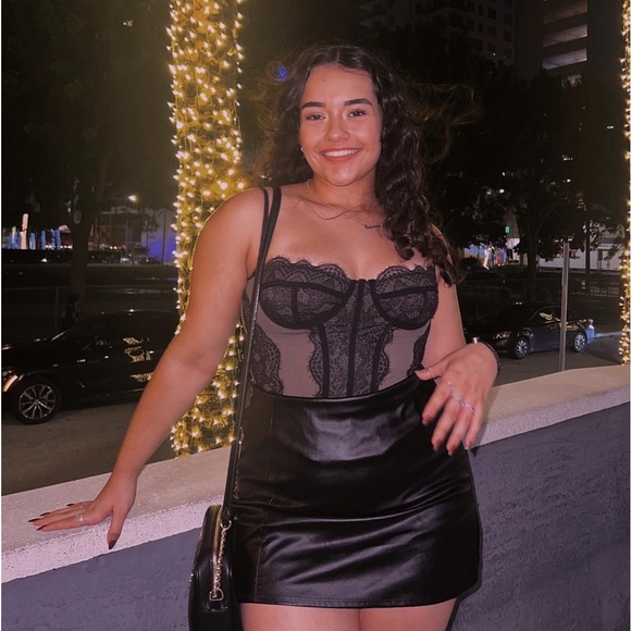 Profile Picture of Sabrina Janowitz (@sabrinaajano) on Poshmark