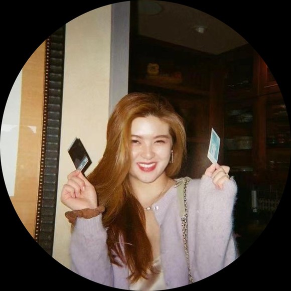 Profile Picture of Amber Zhao (@amberz0616) on Poshmark