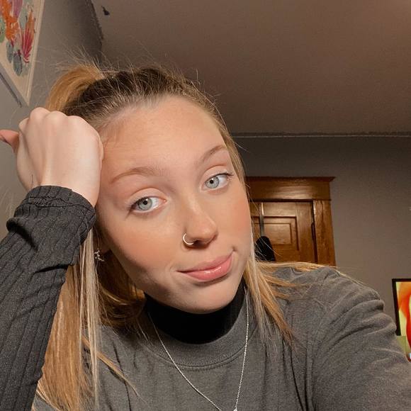 Profile Picture of Kyleigh Cook (@kyleighcook671) on Poshmark