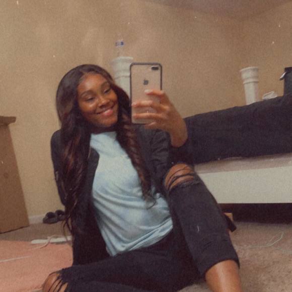 Profile Picture of Renae Bryant (@shatikia) on Poshmark