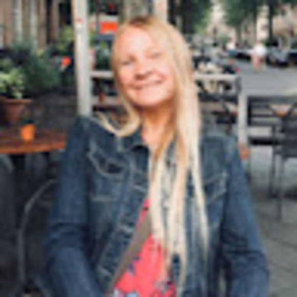 Profile Picture of Lisa Piccolino (@lakeside180180) on Poshmark