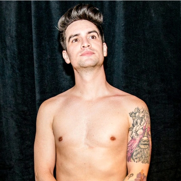 Profile Picture of Noel Hackett (@beeboattheurie) on Poshmark