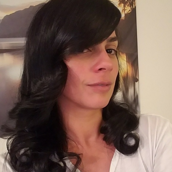 Profile Picture of Isabel Hernandez (@isahernan) on Poshmark