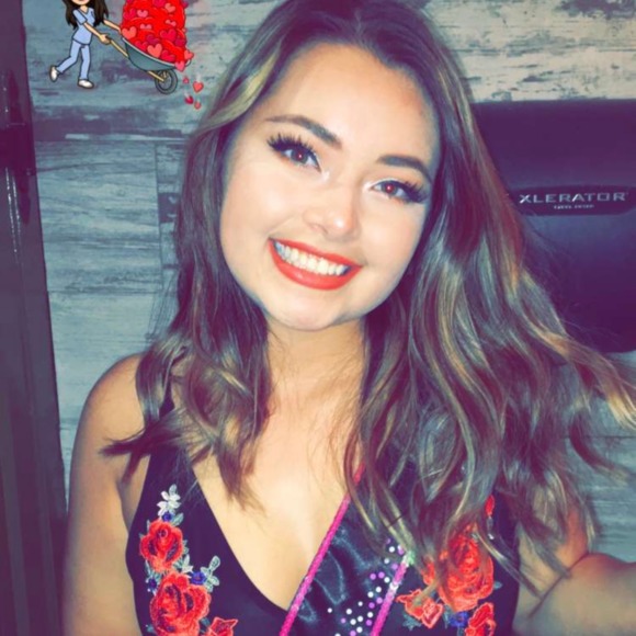 Profile Picture of Samantha Rhinesmith (@sami_rhinesmith) on Poshmark