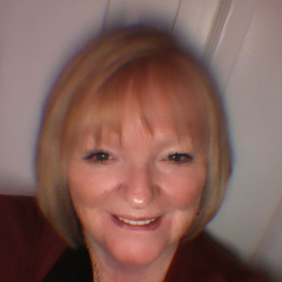 Profile Picture of Karen Amos (@karenamos960) on Poshmark