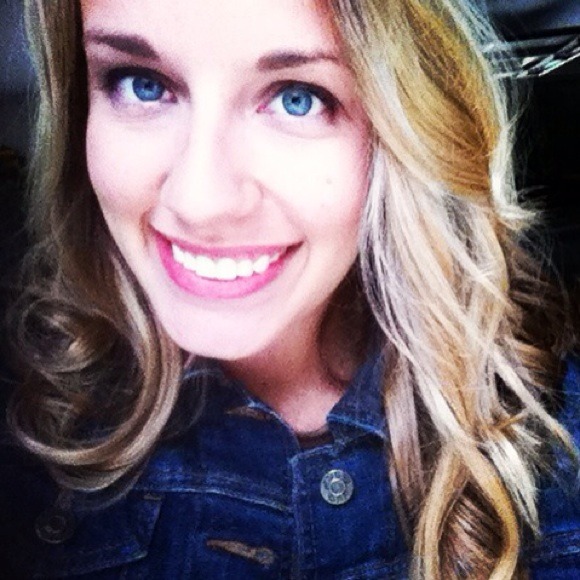 Profile Picture of Regan Moore (@relizabeth10) on Poshmark