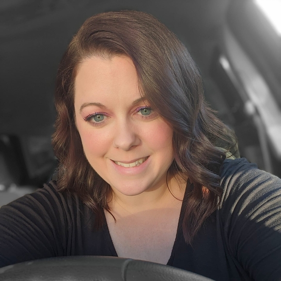 Profile Picture of Amanda Balbach (@cosmo_mom92412) on Poshmark