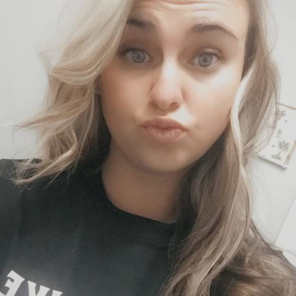 Joanna Damerow - Poshmark Profile Picture of Joanna Damerow (@joannadamerow) on Poshmark