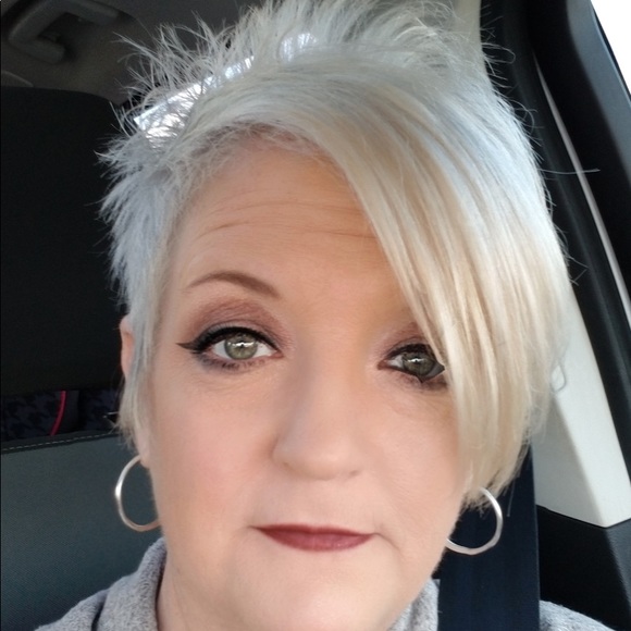 Profile Picture of Dawn Faulk (@dawnfaulk68) on Poshmark