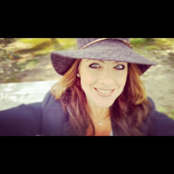 Profile Picture of Stephanie Bouchard (@kietay425) on Poshmark