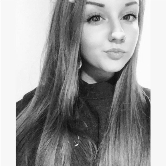 Profile Picture of Shelbe Mamer (@xshellbee) on Poshmark