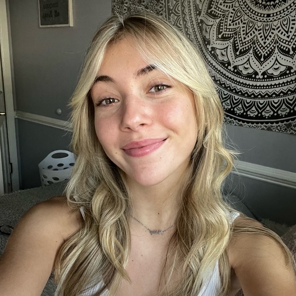 Profile Picture of Ashley Hook (@ashleyhook23) on Poshmark