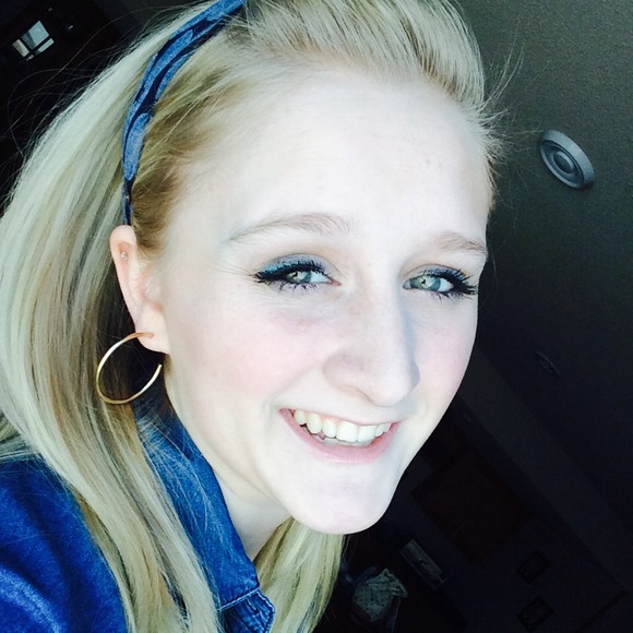 Holly Liebenow - Poshmark Profile Picture of Holly Liebenow (@hliebenow) on Poshmark