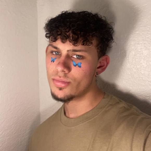 Profile Picture of Gabriel lopez Lopez (@idkwhyimhere0_0) on Poshmark