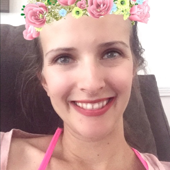 Profile Picture of Anna Gimness (@aagimness) on Poshmark