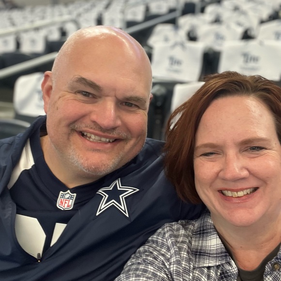 Profile Picture of Leigh Heath (@leighheath1977) on Poshmark