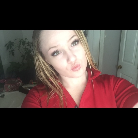 Profile Picture of Sam Holmes (@samantha813813) on Poshmark