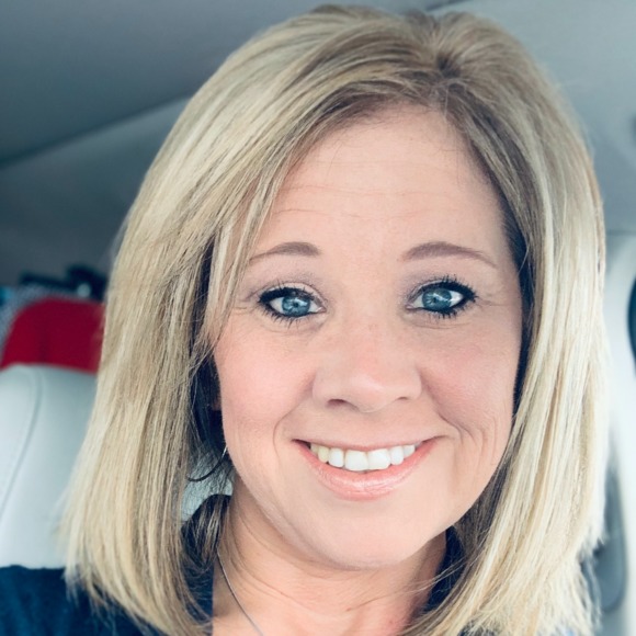 Profile Picture of Cindy Hull (@cynthiahull) on Poshmark