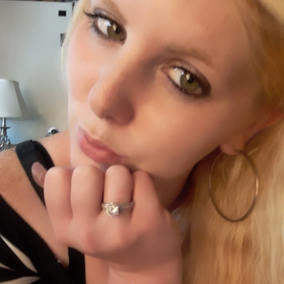 Profile Picture of Sarah Setzer (@pinkheartz27) on Poshmark