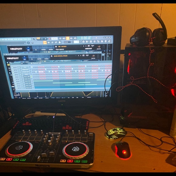 Profile Picture of Caleab Stivers (@visque) on Poshmark