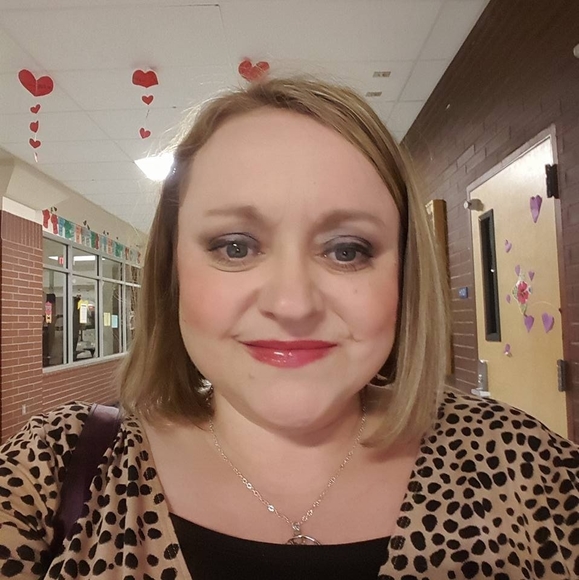 Profile Picture of Vicki Hagebusch (@veem8ch503) on Poshmark