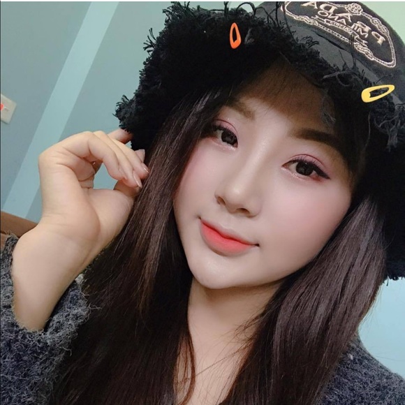 Profile Picture of Ruby Le (@rubyle0404) on Poshmark