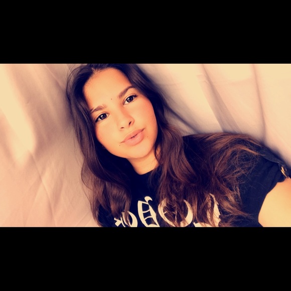 Profile Picture of Tayla Rhoten (@tayla_431) on Poshmark