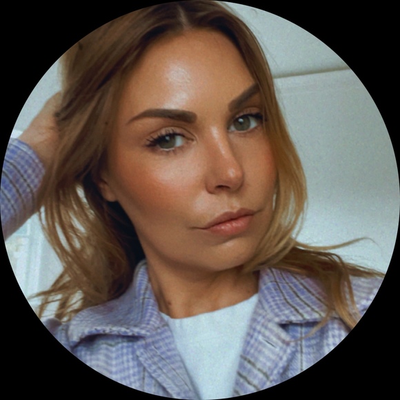 Julia Torok - Poshmark Profile Picture of Julia Torok (@juliatorok) on Poshmark