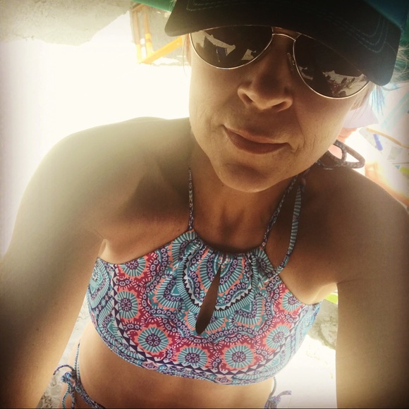 Profile Picture of Holly Everitt (@heveritt1) on Poshmark