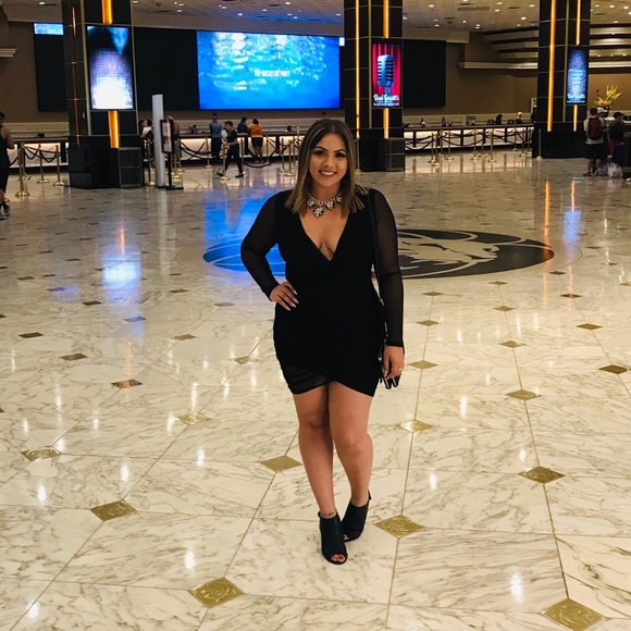 Profile Picture of Nicolette Thomas (@nicoletteee93) on Poshmark