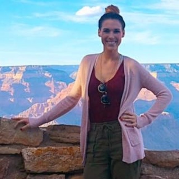 Profile Picture of Samantha Starbuck (@samstarbuck) on Poshmark