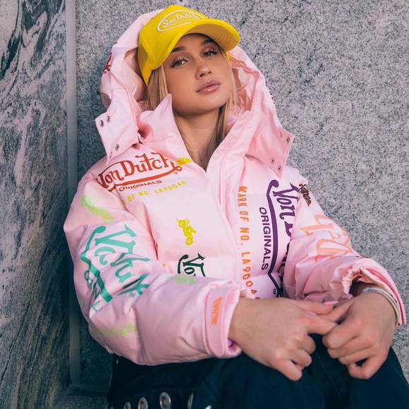 Profile Picture of Lexi Sonnett (@lexizoeysonnett) on Poshmark