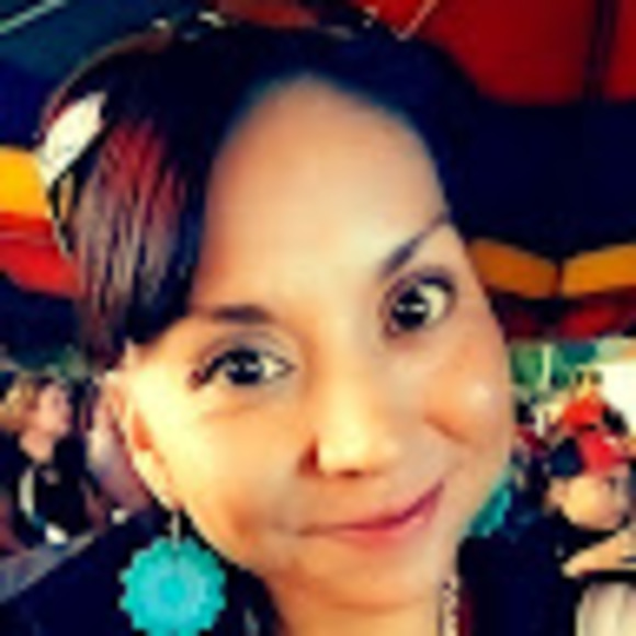 Profile Picture of Leandrea Eskeets (@leandreae) on Poshmark