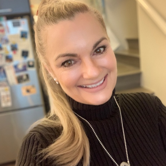 Profile Picture of Angelique Silberman (@angsilber) on Poshmark