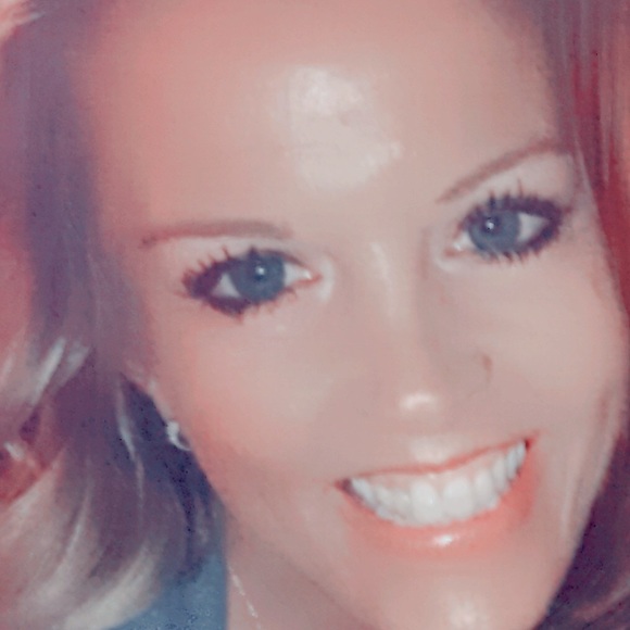 Profile Picture of Nicole Hemstad (@nicky2096) on Poshmark