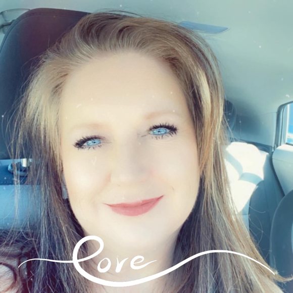 Profile Picture of Catherine Mullins (@cat1212) on Poshmark