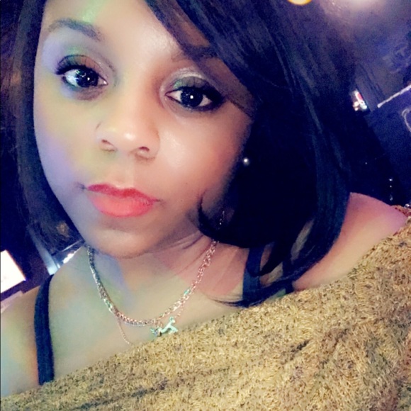 Profile Picture of Nicole Kindell (@nicolekindell) on Poshmark