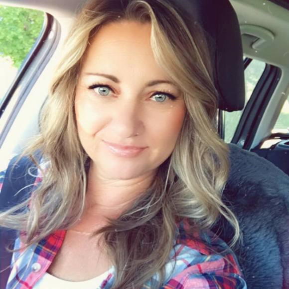 Profile Picture of Dannielle Cave- thompson (@danniellecave) on Poshmark