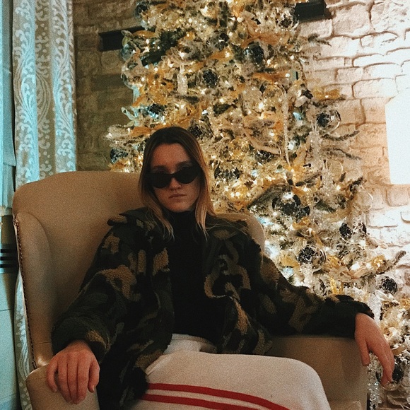 Profile Picture of Emma Gresser (@elgres30) on Poshmark